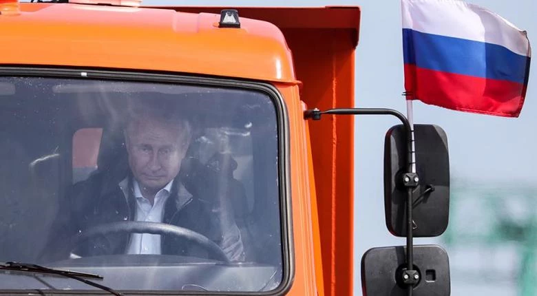 Οδηγώντας φορτηγό ο Πούτιν εγκαινίασε τη γέφυρα-μαμούθ στην Κριμαία (βίντεο)